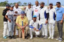 Mayor Swart poses with cricketers