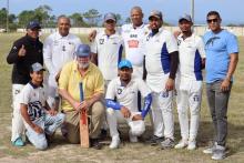 Mayor Swart poses with cricketers