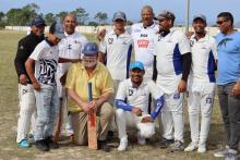 Mayor Swart poses with cricketers